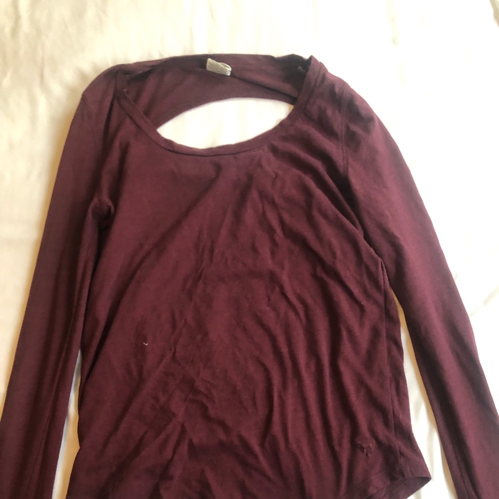 Key hole back long sleeve shirt